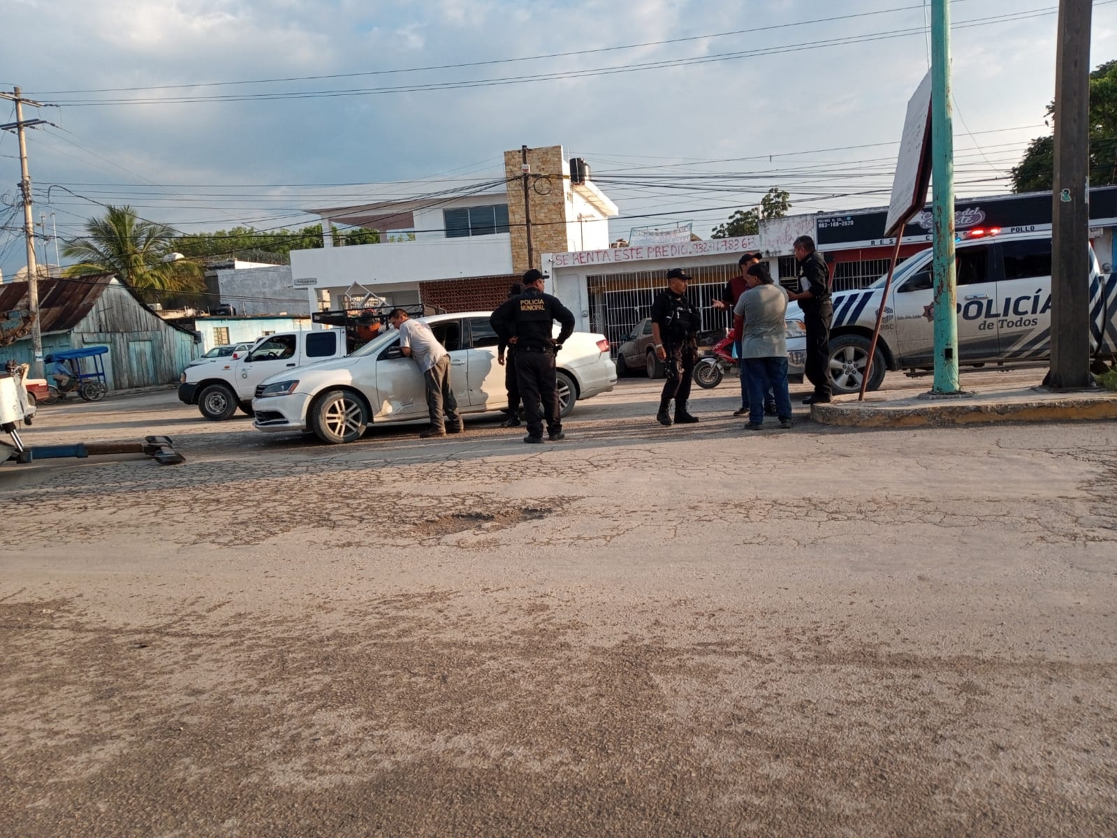 El motociclista resultó con golpes ligeros tras el fuerte impacto El motociclista resultó con golpes ligeros tras el fuerte impacto