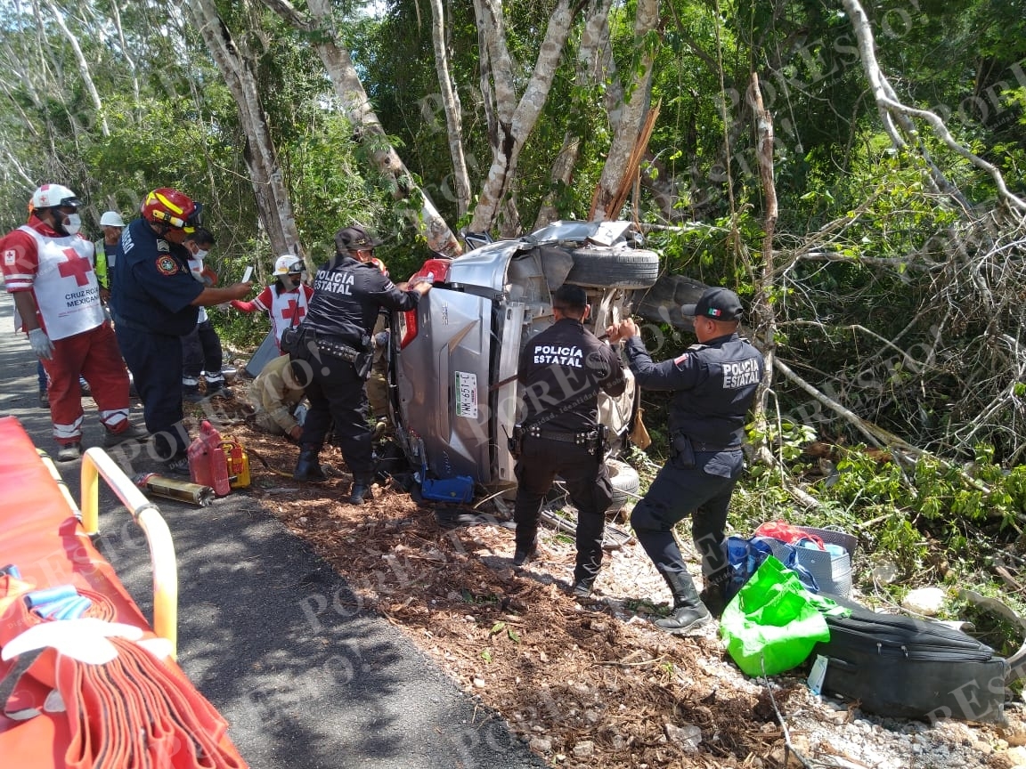 Familia se accidenta en la carretera Mérida-Cancún; hay dos muertos y niños heridos