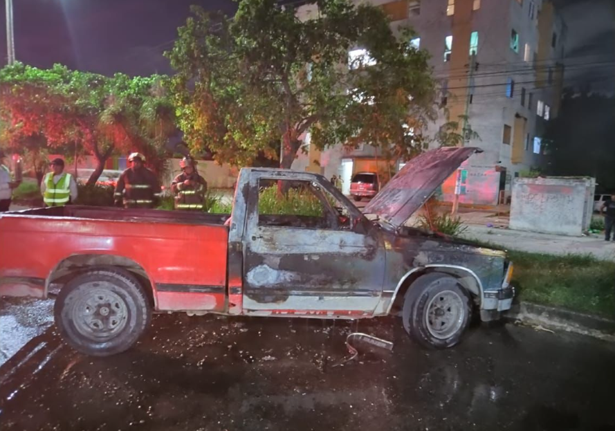 La camioneta fue remolcada a bordo de una grúa hasta el domicilio del afectado. La camioneta fue remolcada a bordo de una grúa hasta el domicilio del afectado.