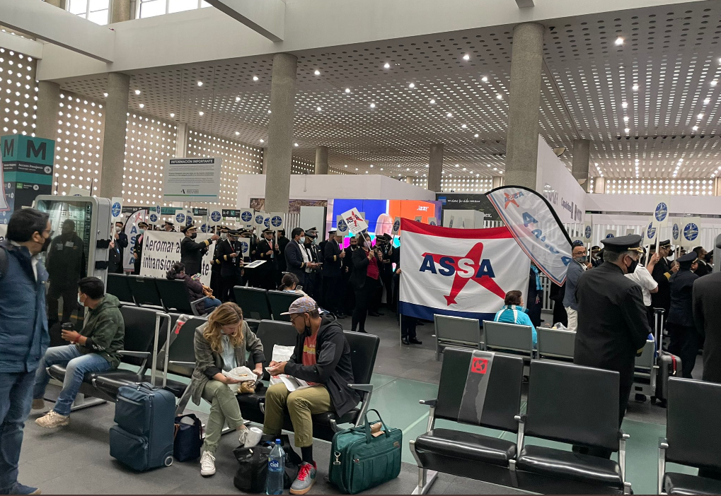 Pilotos se manifiestan en la Terminal 2 del AICM por falta de pagos