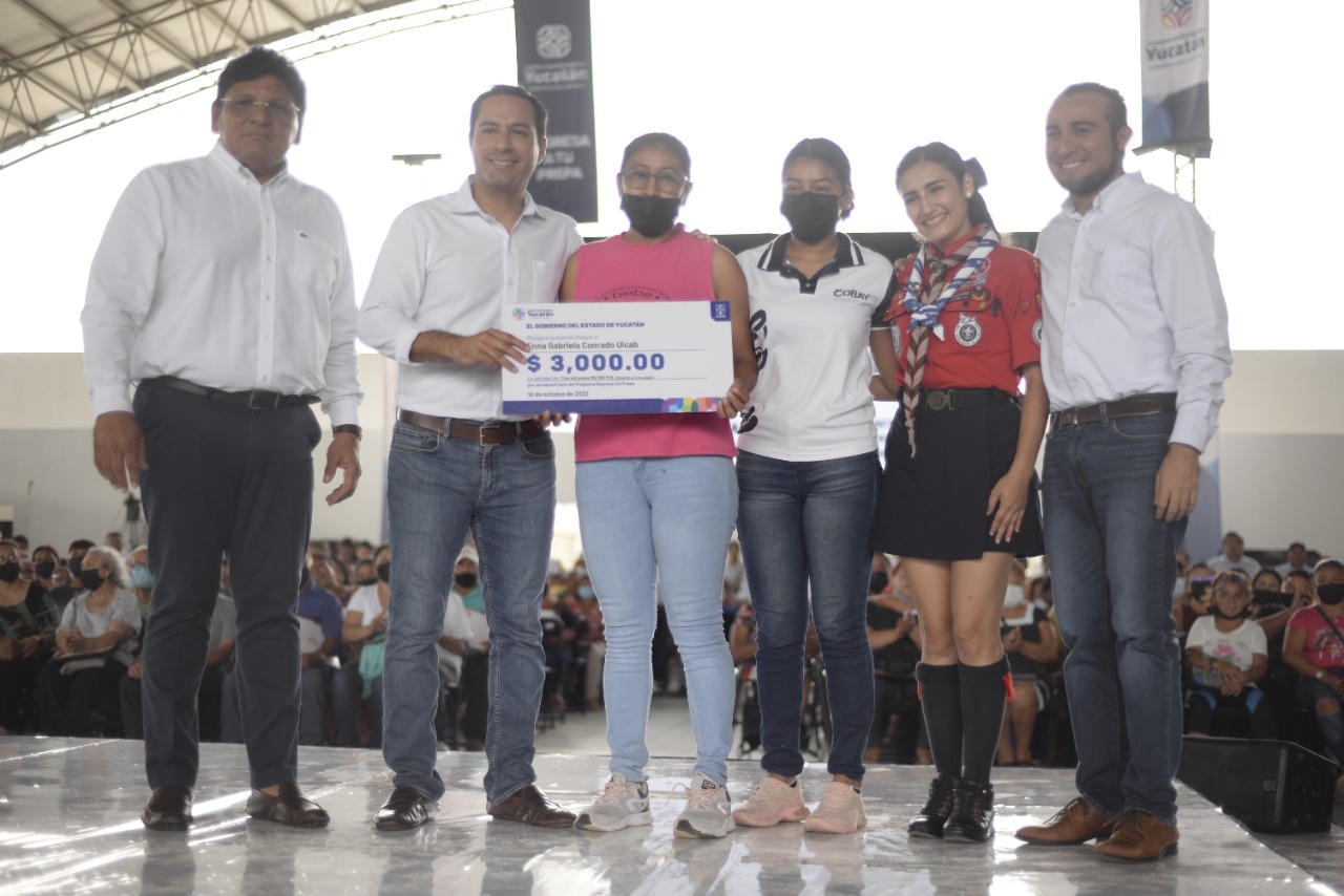 Fueron entregados 12 mil becas y apoyos