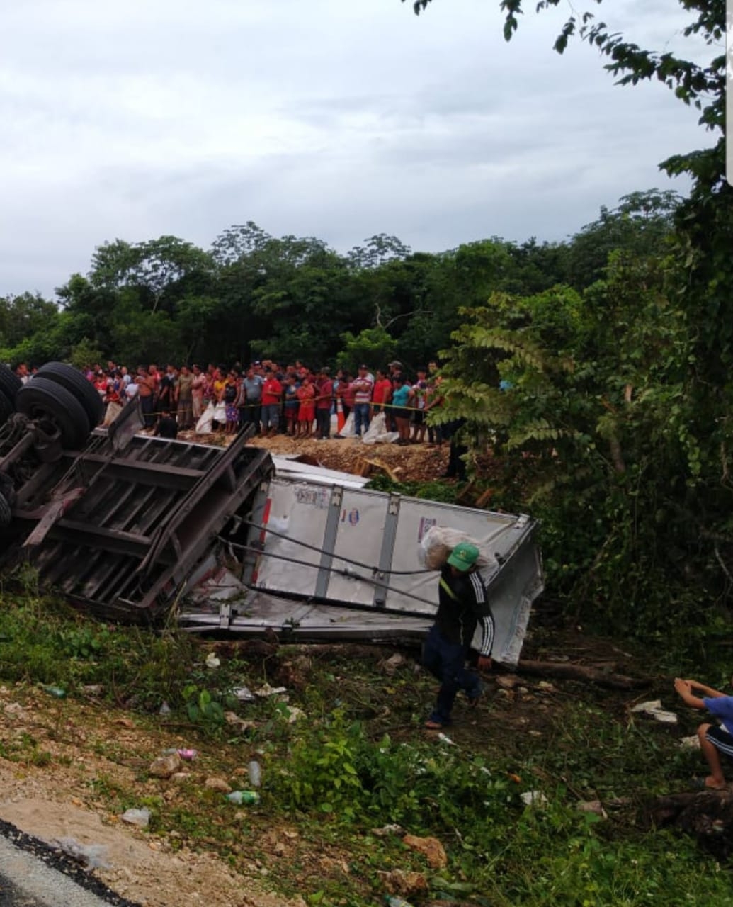 El chofer no midió su distancia, perdió el control y se salió de la carretera en la vía Mérida-Cancún