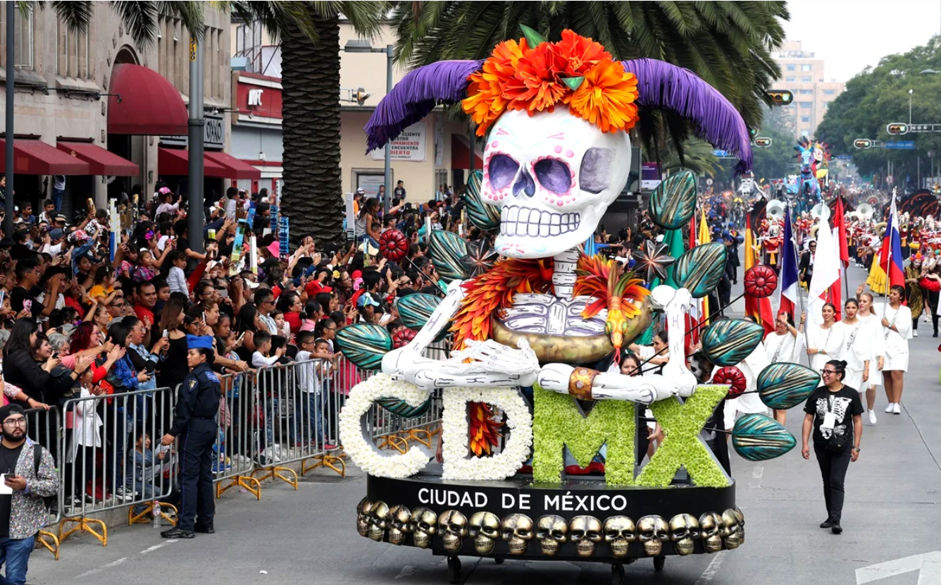 En la Ciudad de México se alista el Desfile de Día de Muertos, uno de los eventos más esperados de esta temporada En la Ciudad de México se alista el Desfile de Día de Muertos, uno de los eventos más esperados de esta temporada