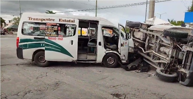 Del impacto, los dos conductores fueron trasladados al hospital Del impacto, los dos conductores fueron trasladados al hospital