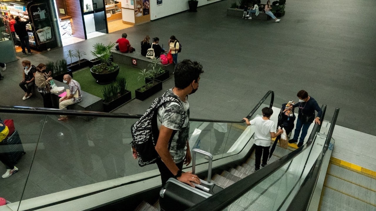 Los aeropuertos y aeronaves cuentan con espacios amplios constantemente ventilados que permiten eliminar la medida sanitaria Los aeropuertos y aeronaves cuentan con espacios amplios constantemente ventilados que permiten eliminar la medida sanitaria