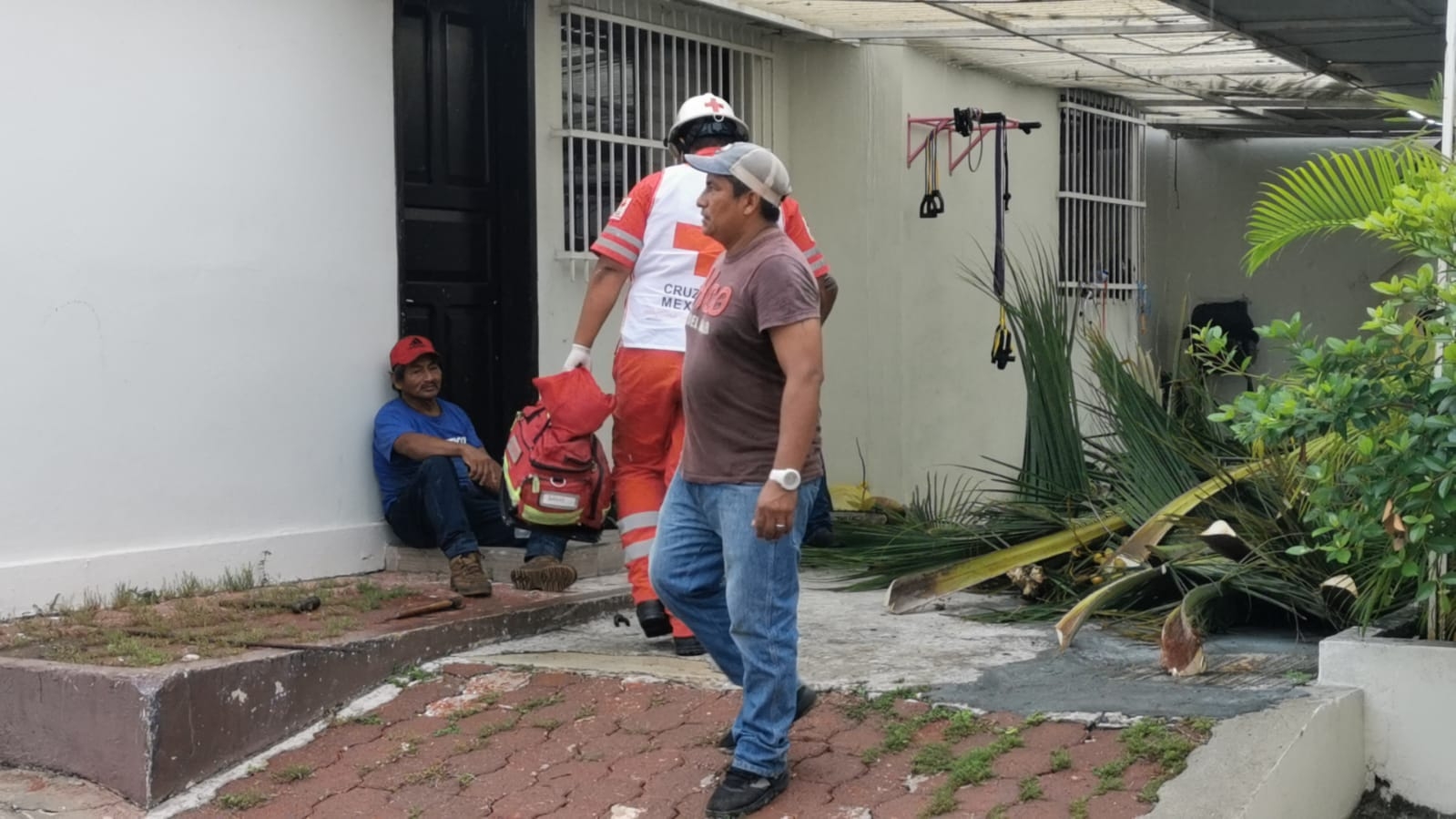 El hombre fue atendido en el lugar, tras bajar por su propio pie desde una altura de 10 metros