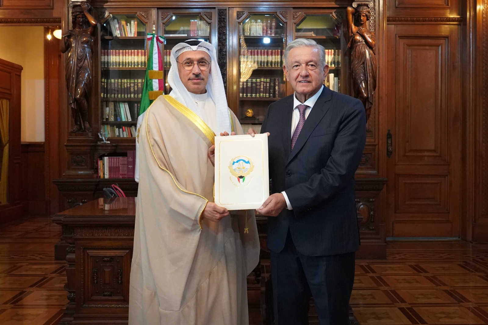 Salah Suleiman Al-Haddad, embajador de Kuwait, se reunió con AMLO en Palacio Nacional