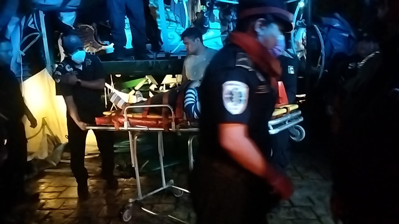 Al lugar arribaron paramédicos para dar atención a los visitantes y trasladarlos al hospital Al lugar arribaron paramédicos para dar atención a los visitantes y trasladarlos al hospital