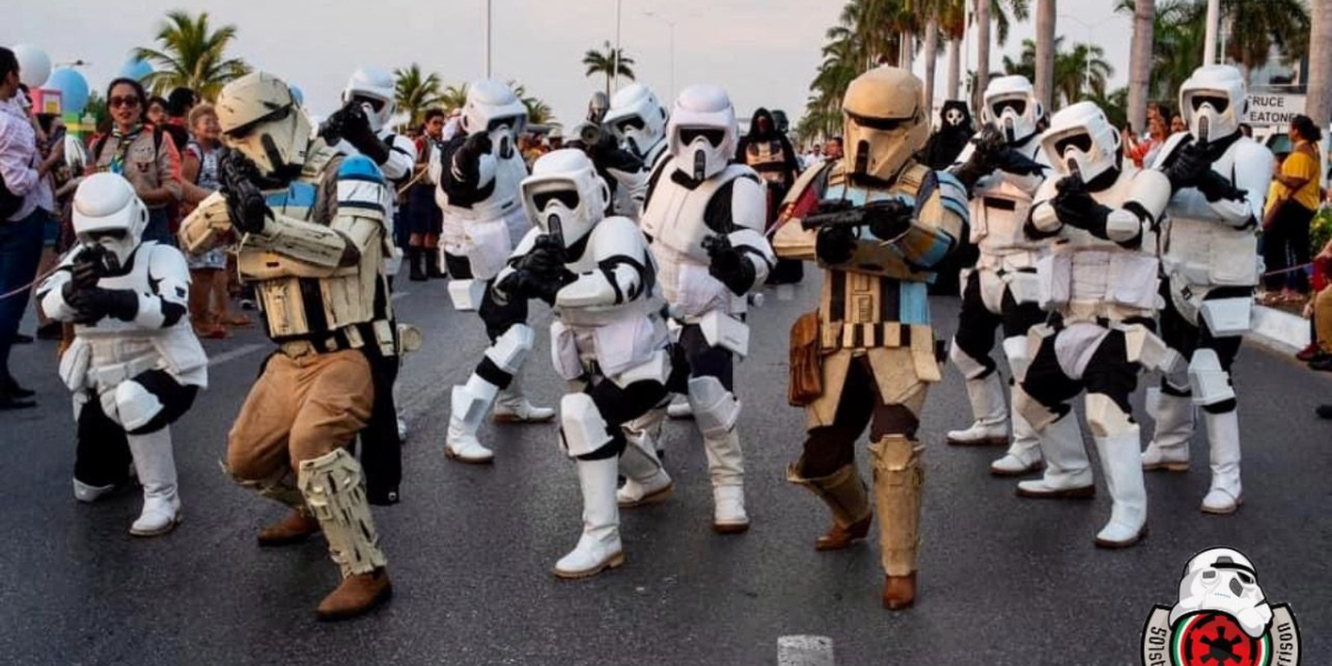 Pese al frío, el desfile inició con buen ánimo. Foto Especial