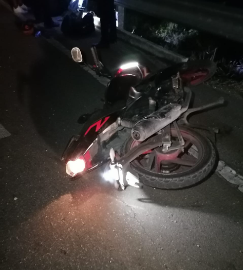 Por el impacto ambos motociclistas acabaron cayendo al pavimento Por el impacto ambos motociclistas acabaron cayendo al pavimento