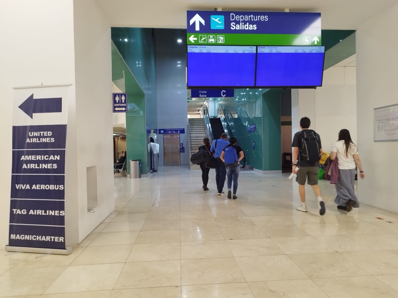 Los usuarios tenían que acudir a los mostradores para conocer el estatus de su vuelo