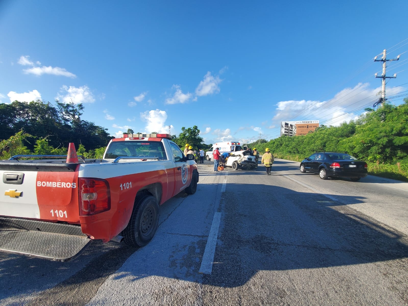 Al lugar llegaron elementos policiales, así como bomberos para auxiliar a la mujer Al lugar llegaron elementos policiales, así como bomberos para auxiliar a la mujer