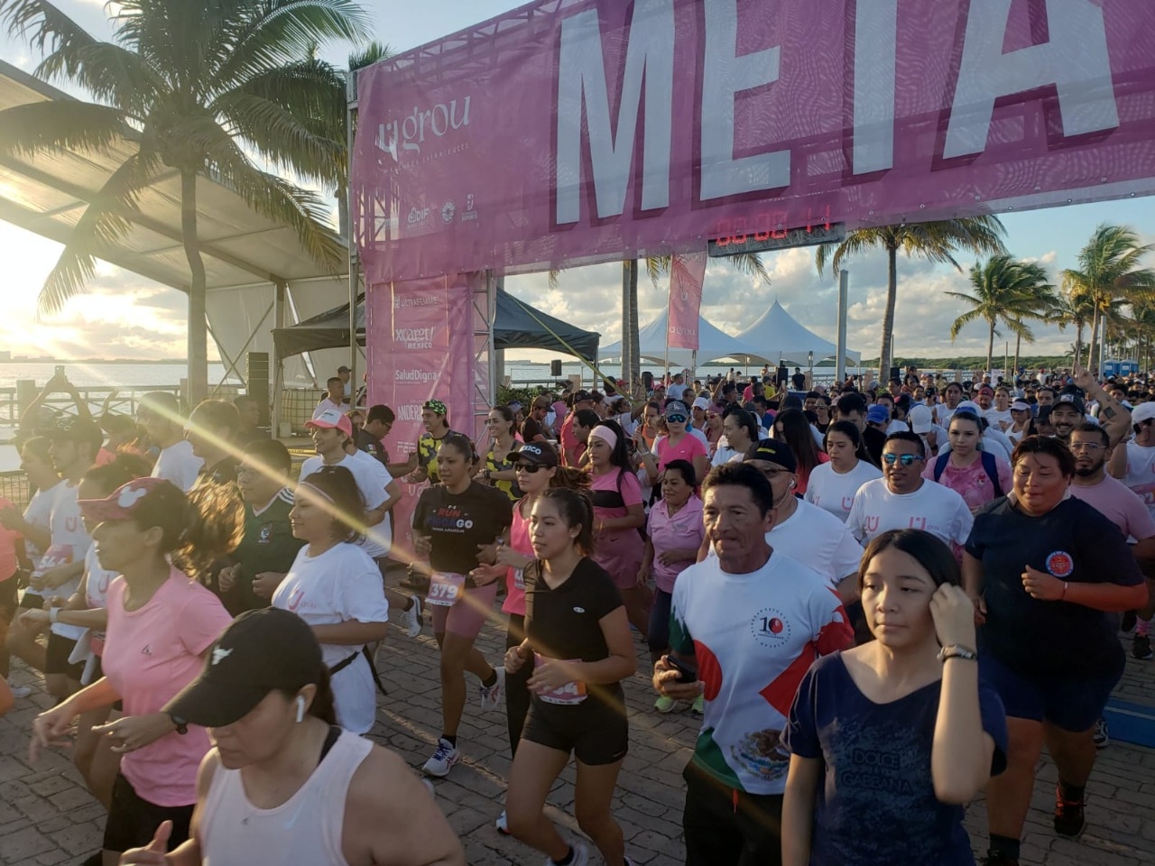 Más de 500 personas participan en la Carrera "Cancún nos une por las Mujeres 2022"