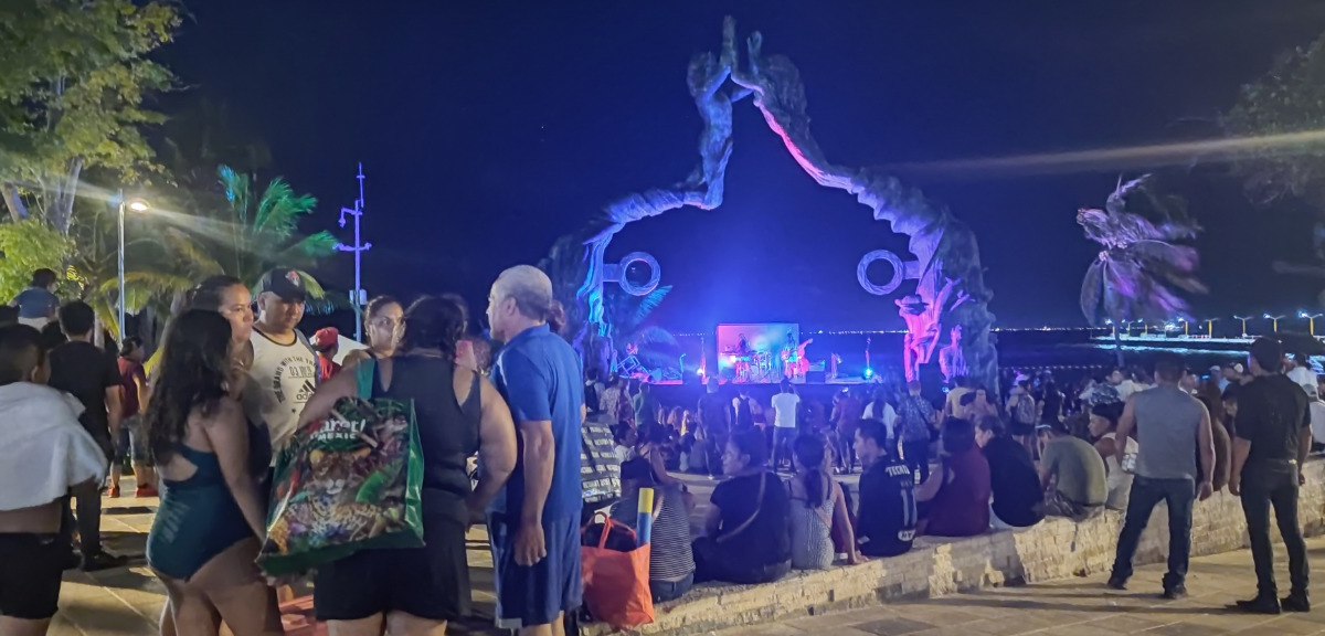 Cantan y bailan en el festival “La Bamba Por Playa” en Playa del Carmen
