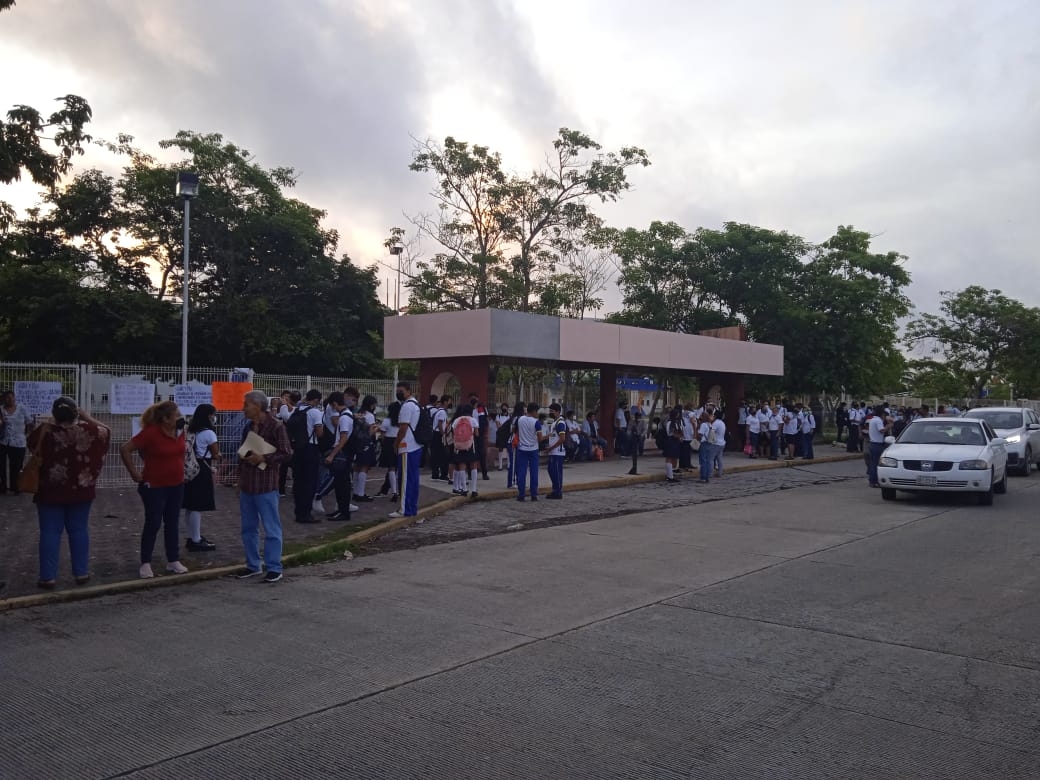 Cerca de 30 maestros jubilados bloquearon el acceso a la preparatoria Campus II de la Universidad Autónoma de Ciudad del Carmen Cerca de 30 maestros jubilados bloquearon el acceso a la preparatoria Campus II de la Universidad Autónoma de Ciudad del Carmen