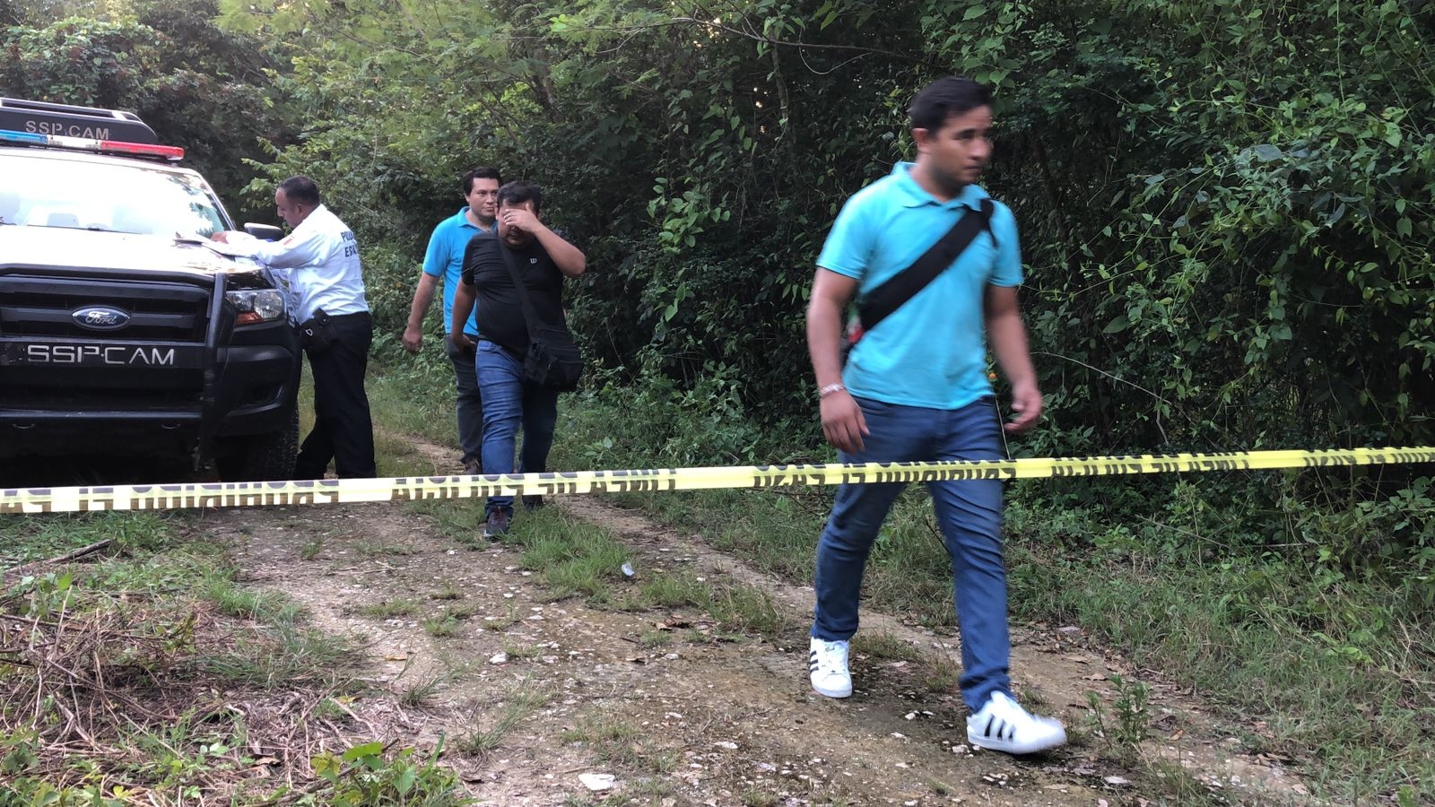 El hombre tenía un impacto de bala en el cuello con marca de pólvora El hombre tenía un impacto de bala en el cuello con marca de pólvora
