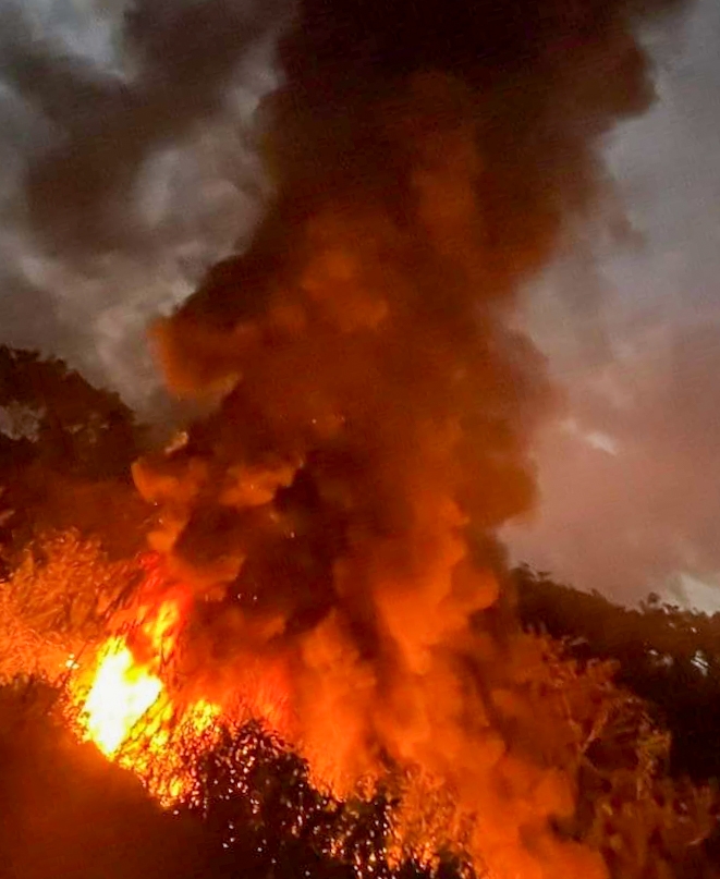 Durante la tarde de ayer, pobladores se percataron de un fuerte olor a quemado; el incendio alcanzó varios metros de altura