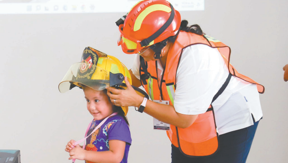 Las pequeñas se divirtieron con las trabajadoras para celebrar el Día Internacional de la Niña. Las pequeñas se divirtieron con las trabajadoras para celebrar el Día Internacional de la Niña.