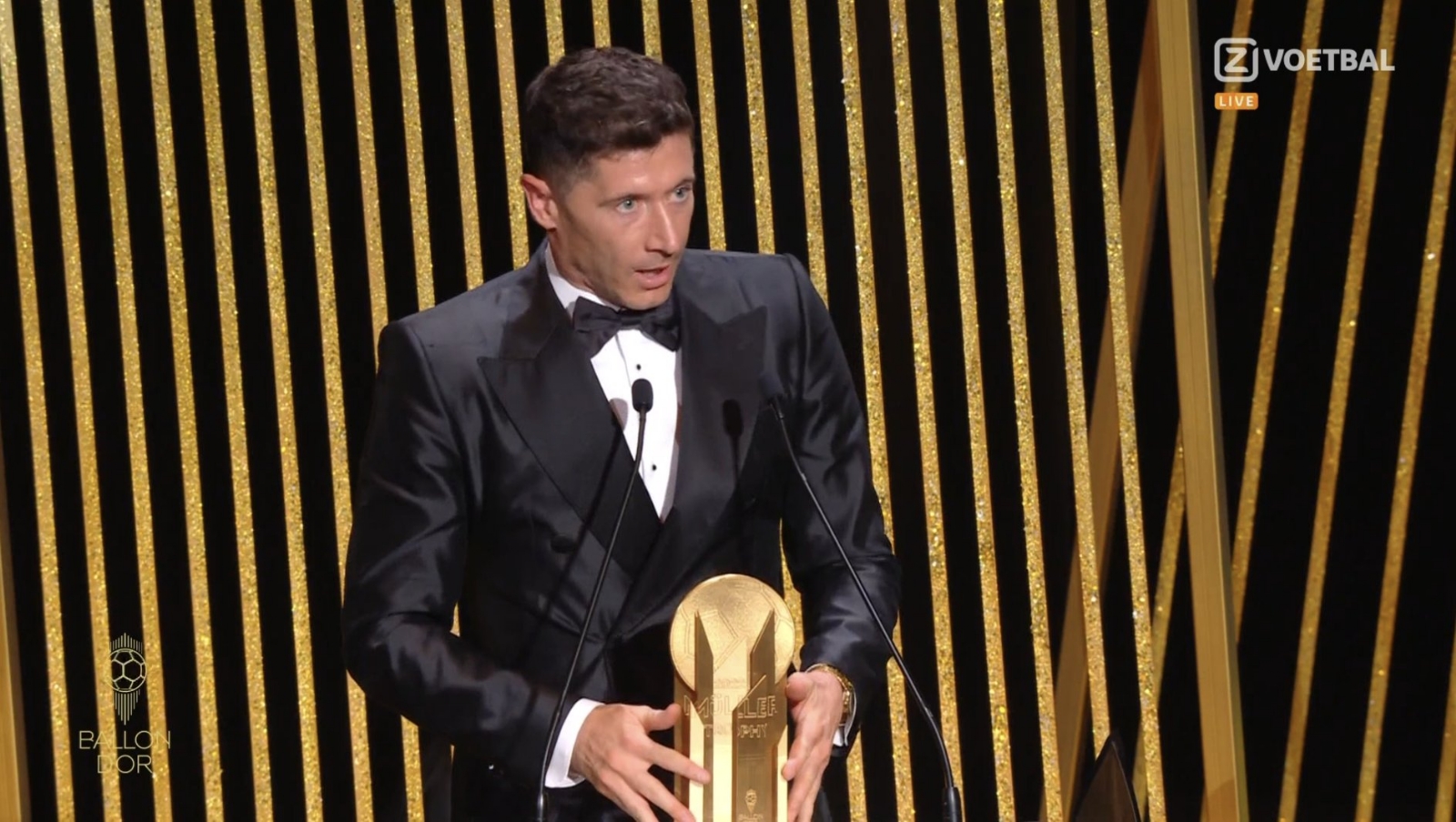 Lewandowski levanta el Trofeo Gerd Müller al mejor goleador Lewandowski levanta el Trofeo Gerd Müller al mejor goleador