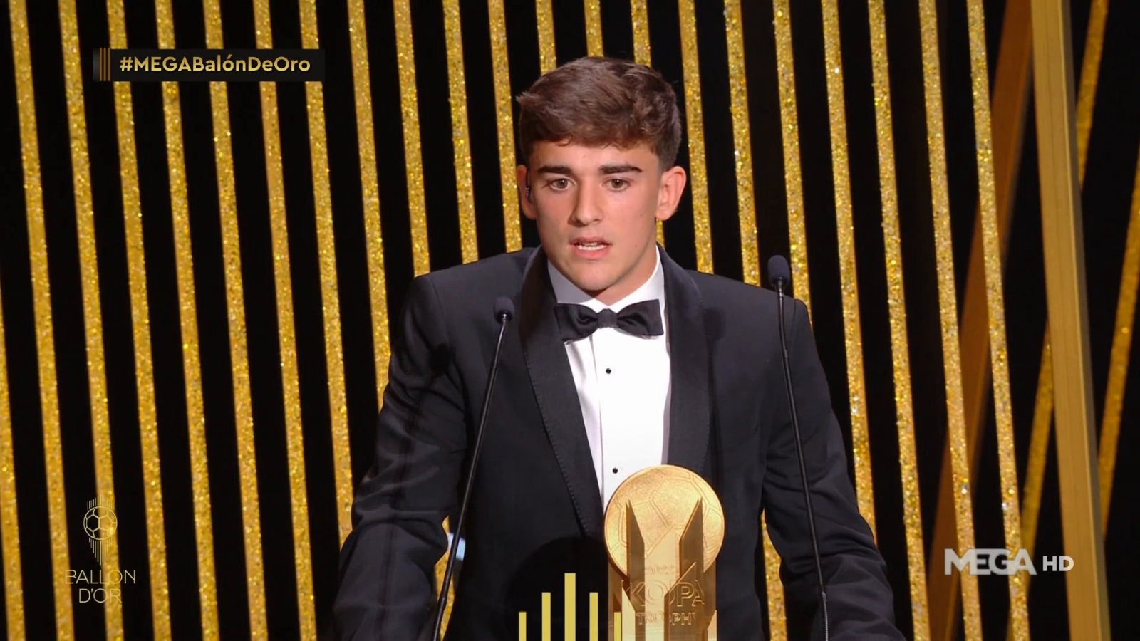 Gavi gana el Balón de Oro sub-21, recibido de manos de Ronaldo y Pedri Gavi gana el Balón de Oro sub-21, recibido de manos de Ronaldo y Pedri