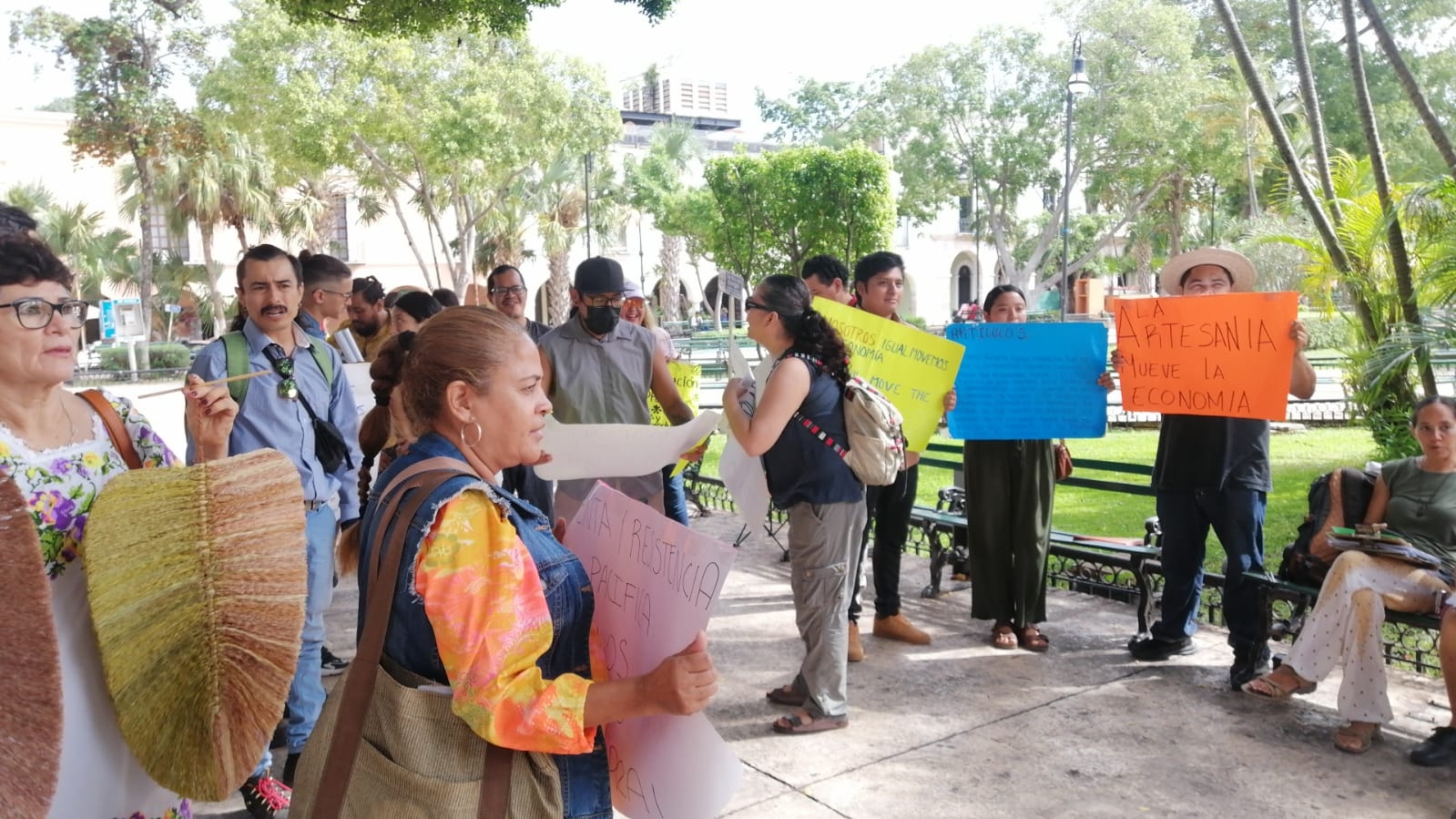 Los artesanos piden hablar con el alcalde Renán Barrera Los artesanos piden hablar con el alcalde Renán Barrera