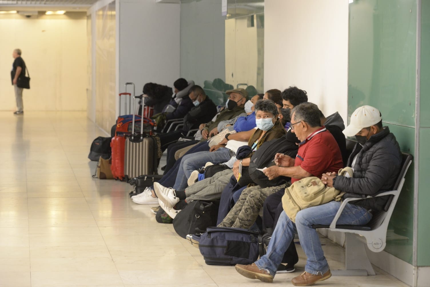 Los pasajeros tuvieron que esperar hasta que pare la lluvia