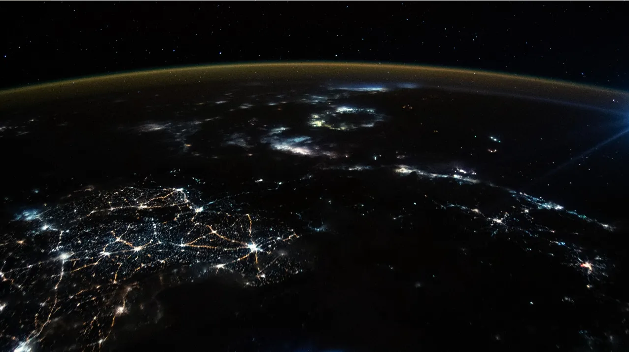La Luna y un relámpago fueron captados al mismo tiempo
