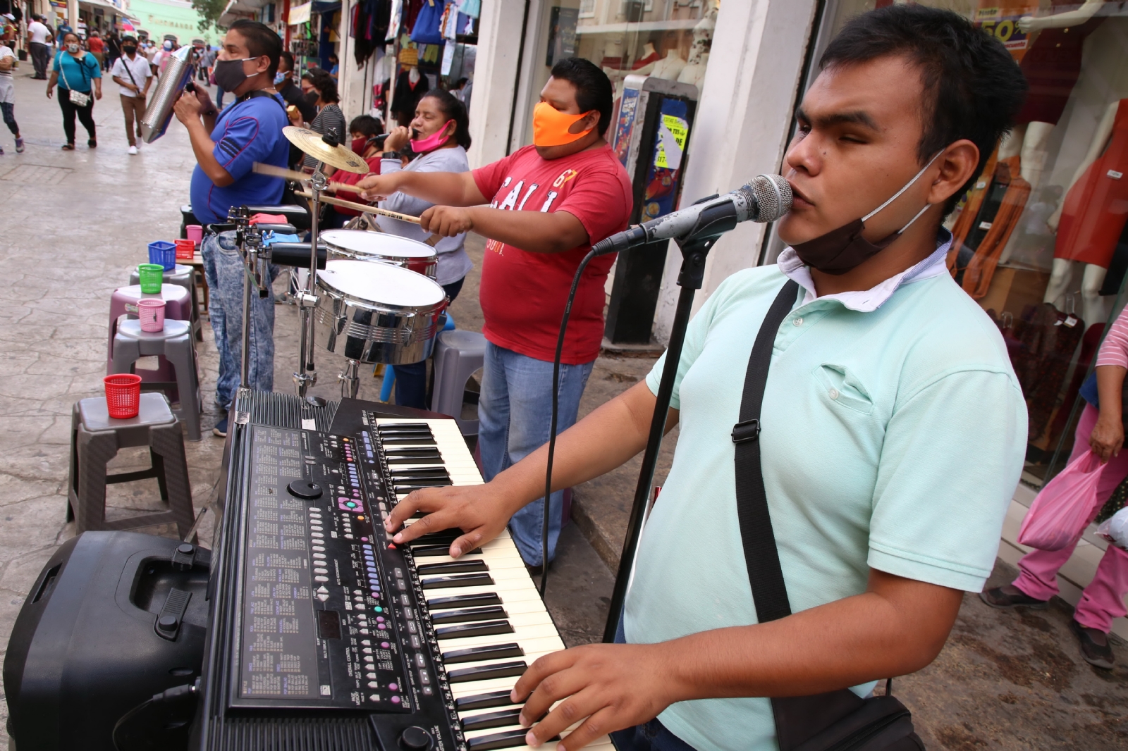 La tienda donde guardaban sus instrumentos fue clausurada