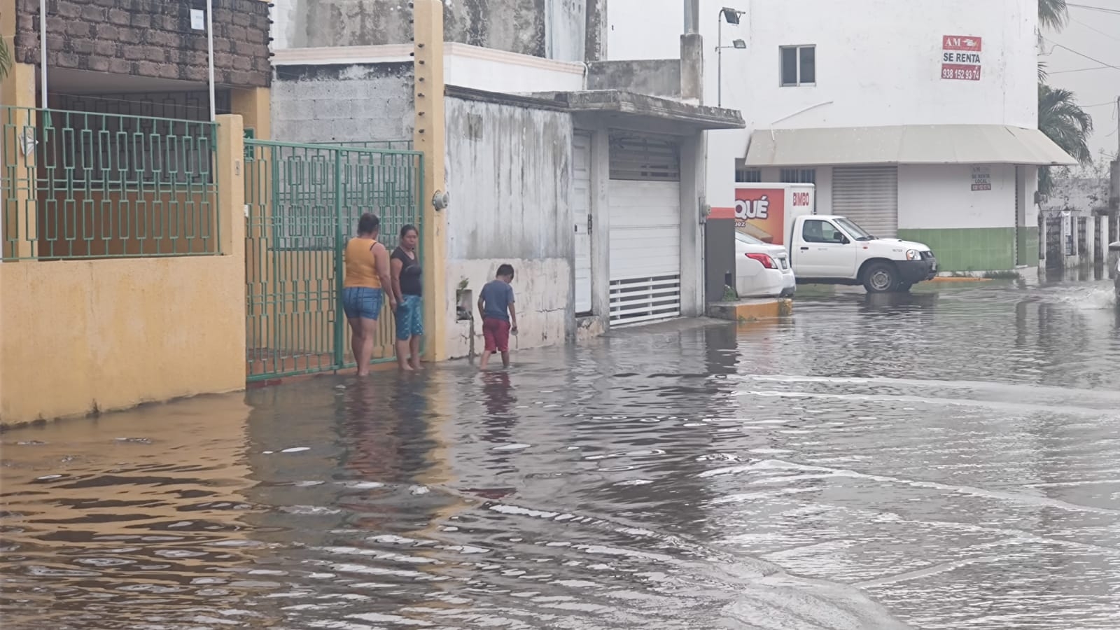 Hubo zonas donde se registró un estancamientos de agua de entre 60 y 70 centímetros sobre su nivel de banqueta Hubo zonas donde se registró un estancamientos de agua de entre 60 y 70 centímetros sobre su nivel de banqueta