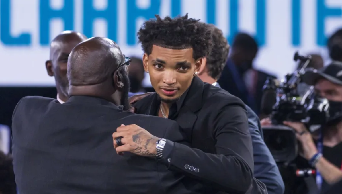 Detienen a jugador de la NBA ebrio, inconsciente y armado en su auto