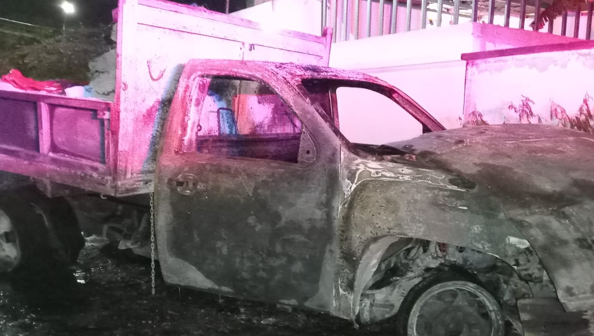 Tras corto circuito se incendia una camioneta de carga en fraccionamiento de Cancún Tras corto circuito se incendia una camioneta de carga en fraccionamiento de Cancún