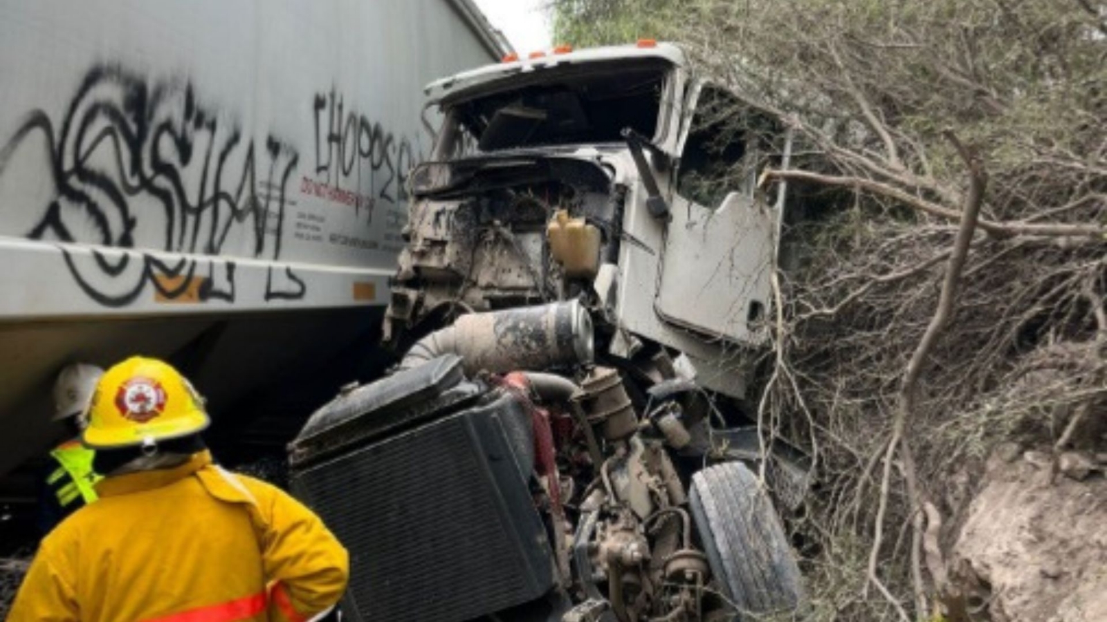 SICT atendió el choque de tren con tráiler en Apaxco SICT atendió el choque de tren con tráiler en Apaxco