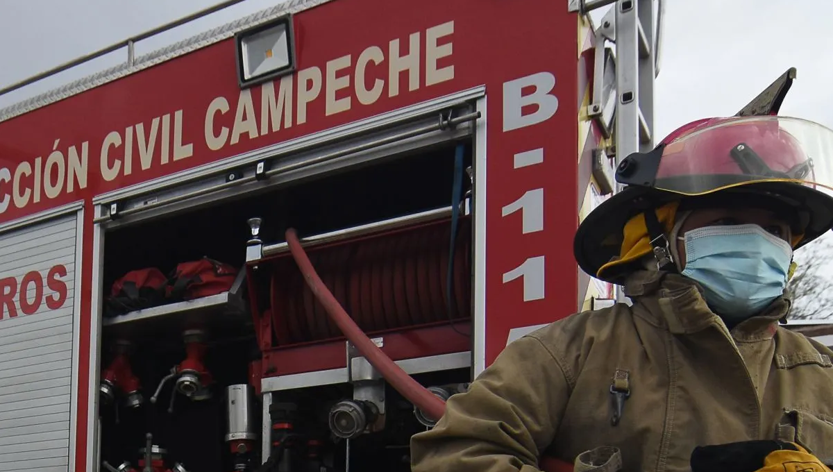 Bomberos sofocan fuego al interior de una vivienda en Campeche Bomberos sofocan fuego al interior de una vivienda en Campeche