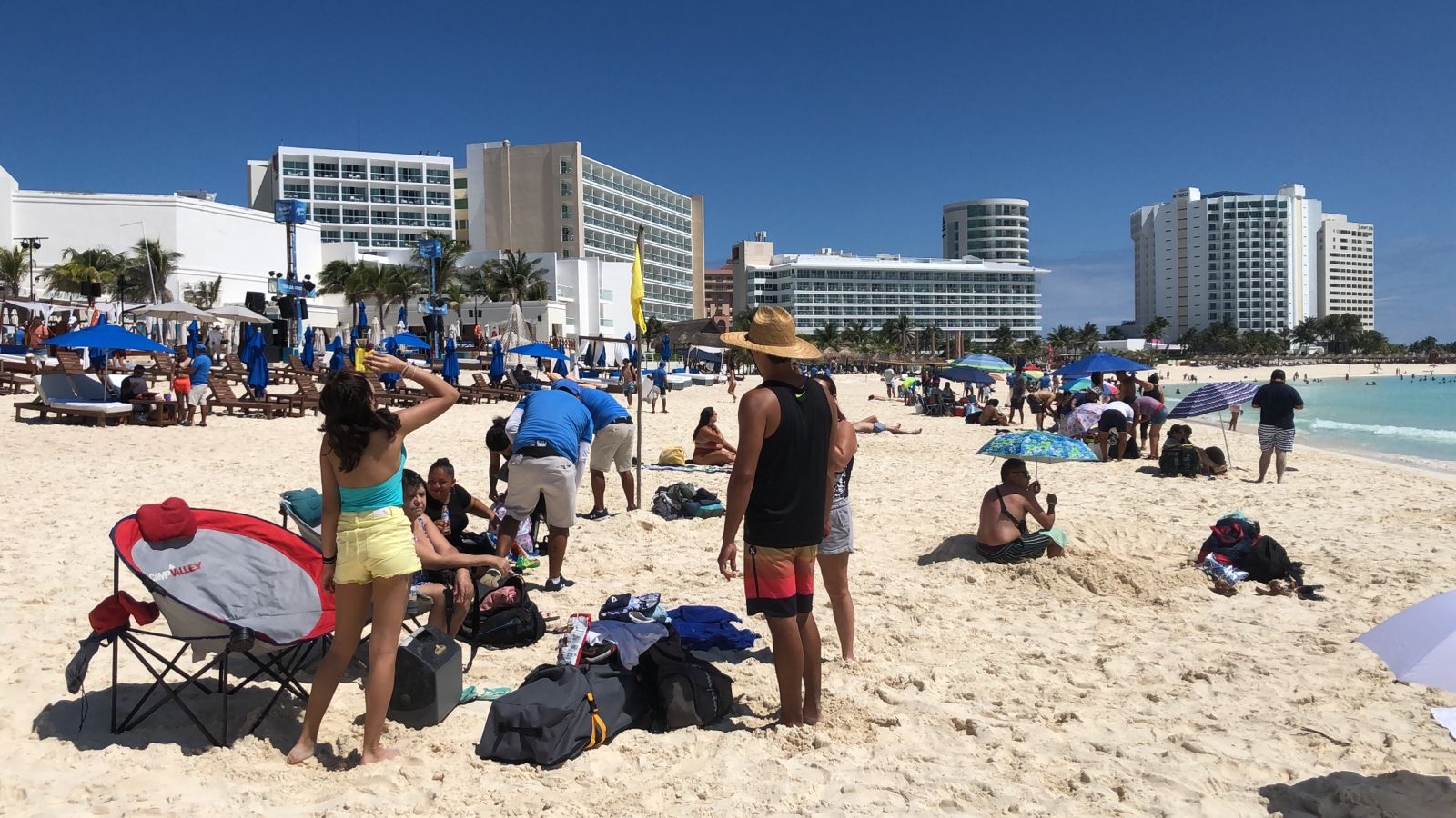 Con sombrillas, gorras y lentes, familias llegaron para ocupar un lugar en el arenal Con sombrillas, gorras y lentes, familias llegaron para ocupar un lugar en el arenal