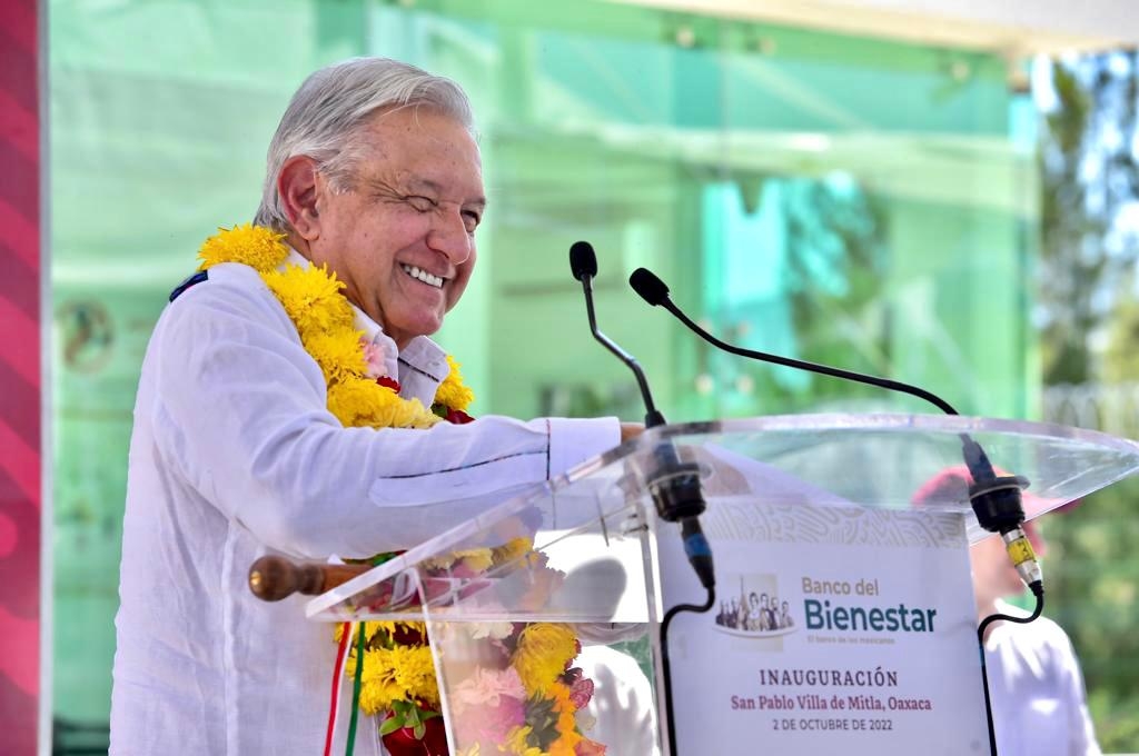 El Presidente se encuentra acompañado del gobernador de Oaxaca Alejandro Murat