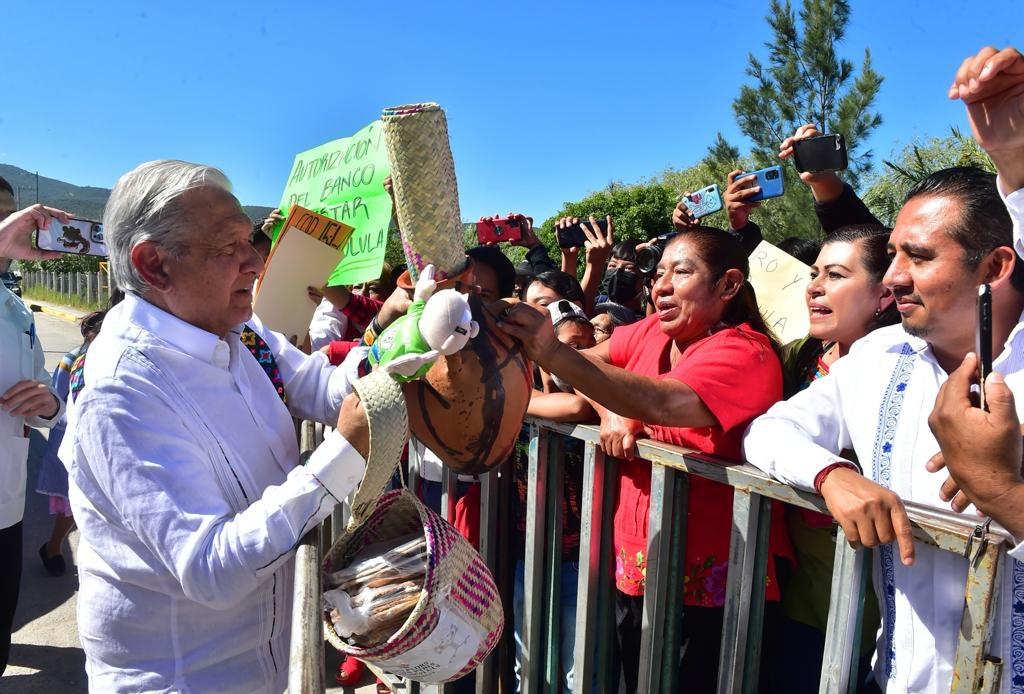 Al acercarse a saludar a los asistentes, el mandatario federal recibió todo tipo de obsequios