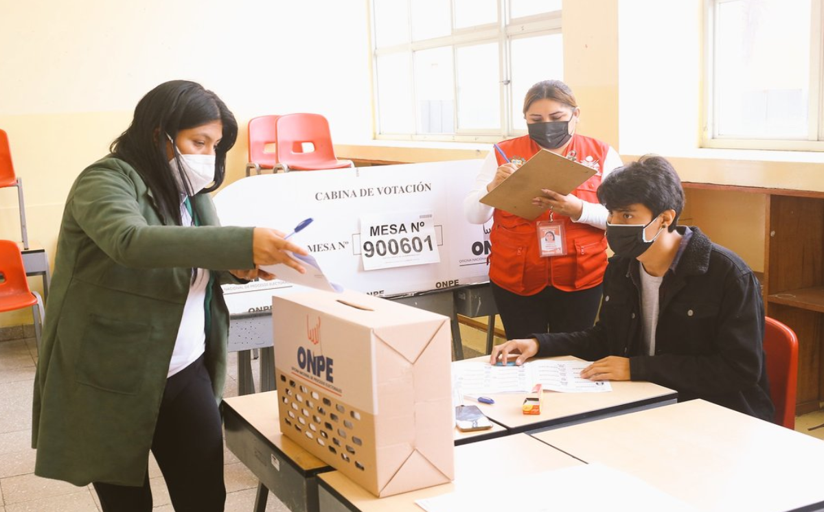 El desinterés por las elecciones de Perú deja las mesas electorales vacías