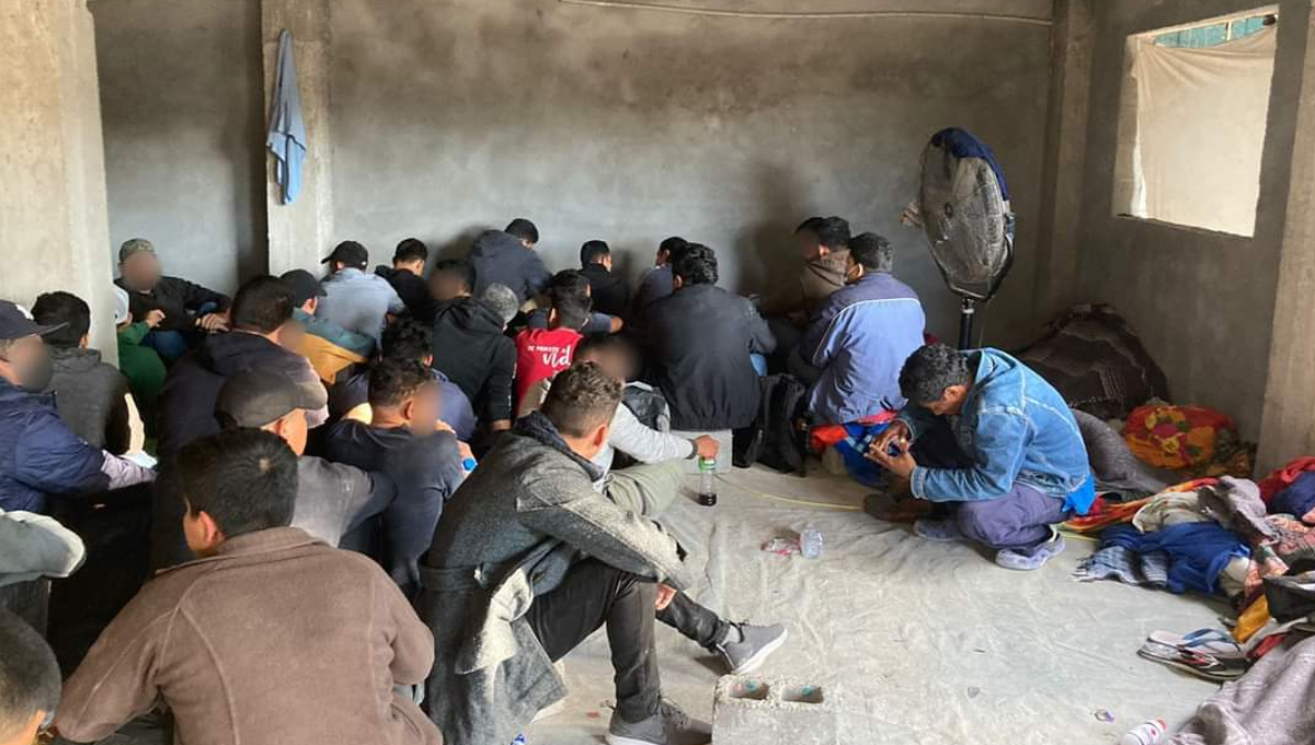 Encuentran a 112 migrantes hacinados en una vivienda del norte de México Encuentran a 112 migrantes hacinados en una vivienda del norte de México