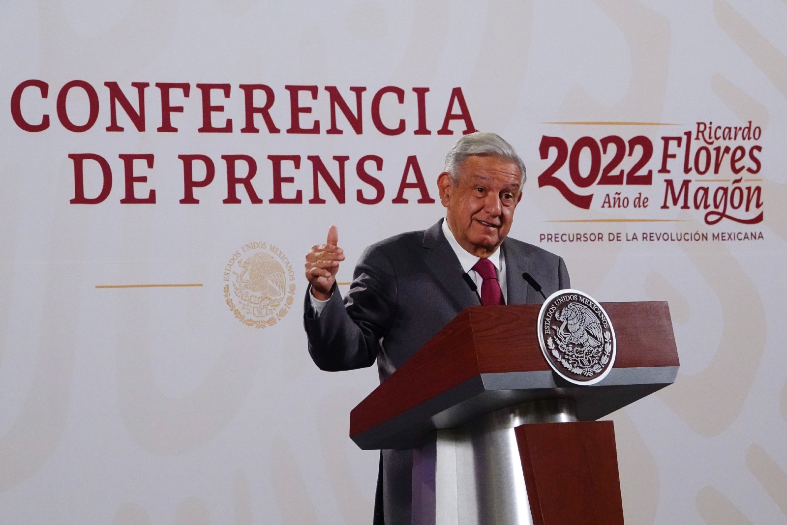 AMLO acusó a los opositores de ser retrógradas y de querer mantener la ideología de pagar por la educación.