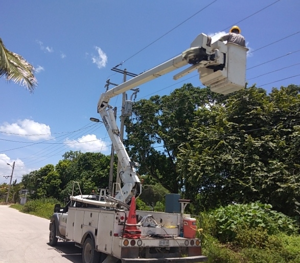Apagón en Sabancuy deja cientos de hogares sin luz este viernes