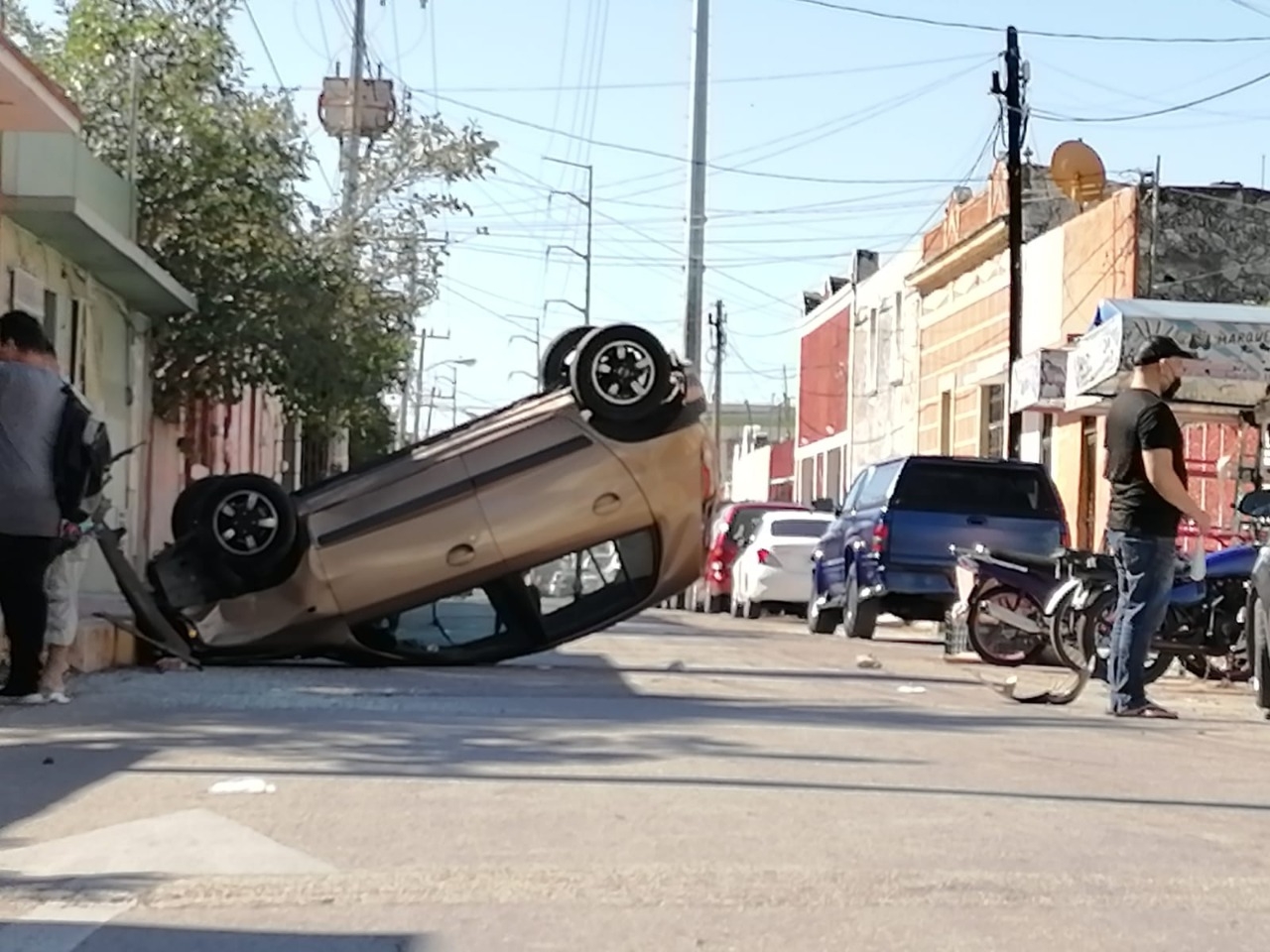 El auto quedó bloqueando la calle 46 de Mérida El auto quedó bloqueando la calle 46 de Mérida