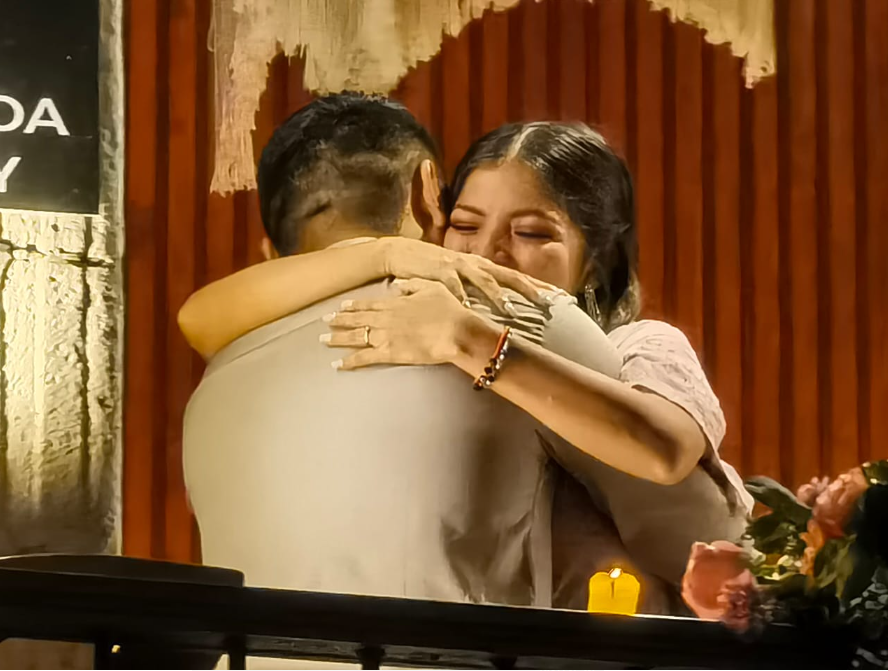 Con lagrimas en los ojos, la joven aceptó la propuesta mientras cientos de personas gritaban “vivan los novios”.
