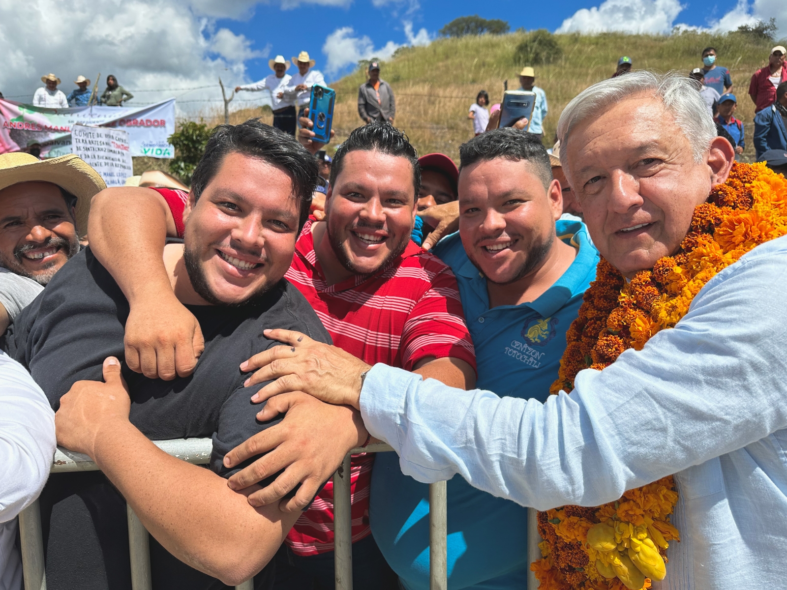 AMLO visita La Montaña en Ometepec, Guerrero y así lo presumió con esta foto AMLO visita La Montaña en Ometepec, Guerrero y así lo presumió con esta foto