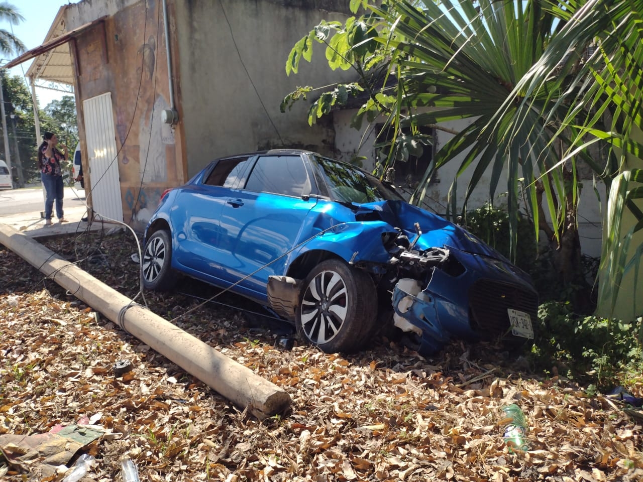 El automóvil quedó dentro de un terreno sobre la avenida Lázaro Cárdenas El automóvil quedó dentro de un terreno sobre la avenida Lázaro Cárdenas