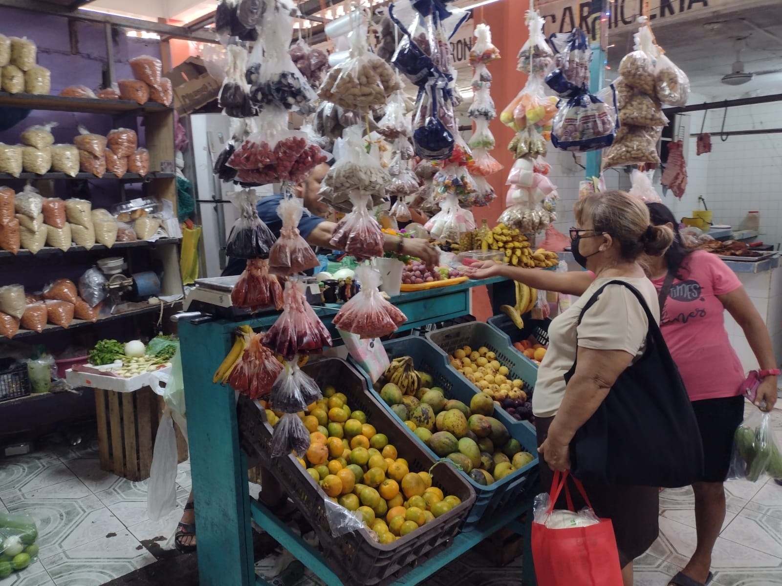 El ingrediente primordial es el pollo de patio, qué entero puede llega a superar los 250 pesos
