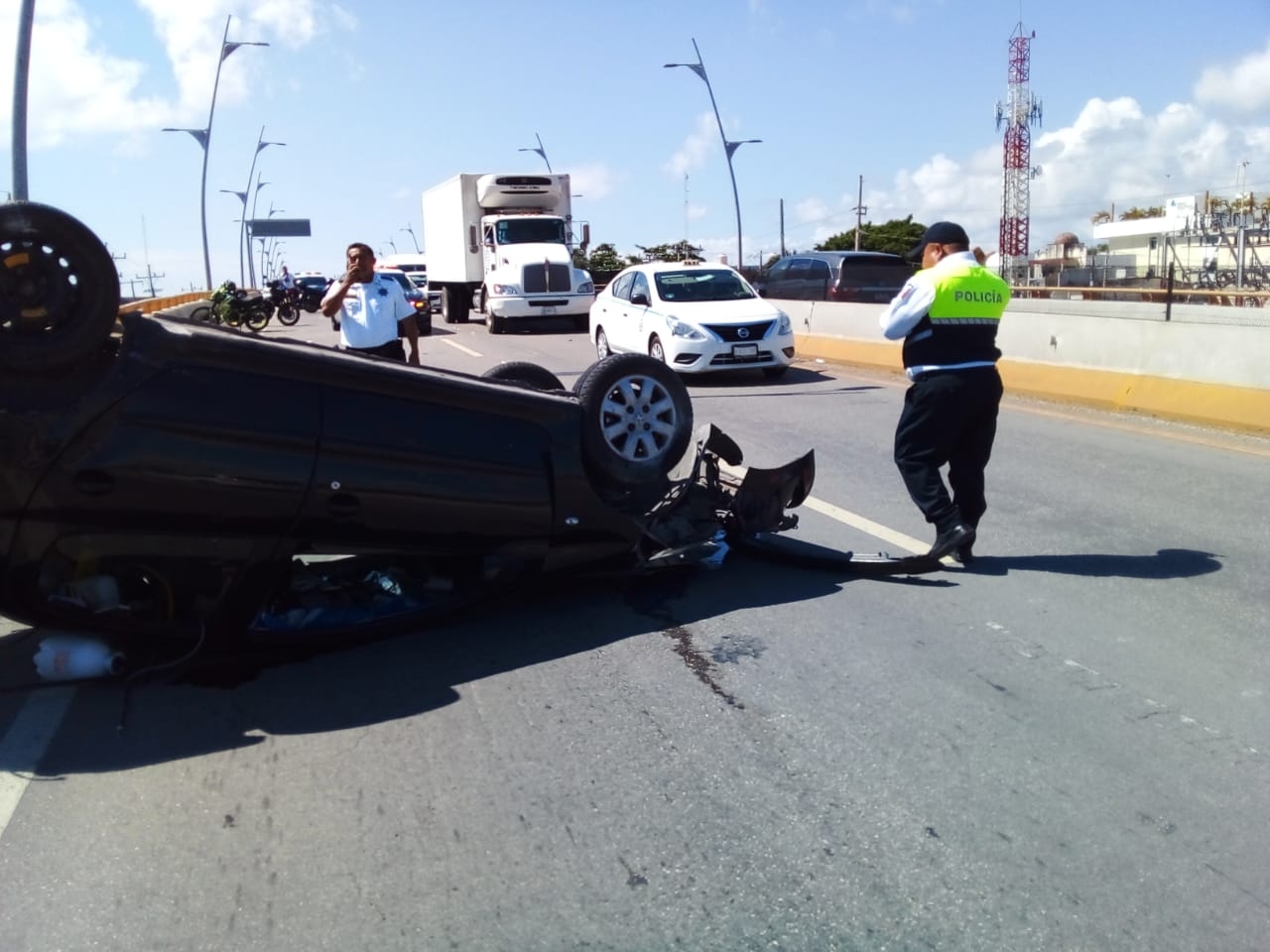 Playa del Carmen: Conductor pierde el control y se estrella contra un ...