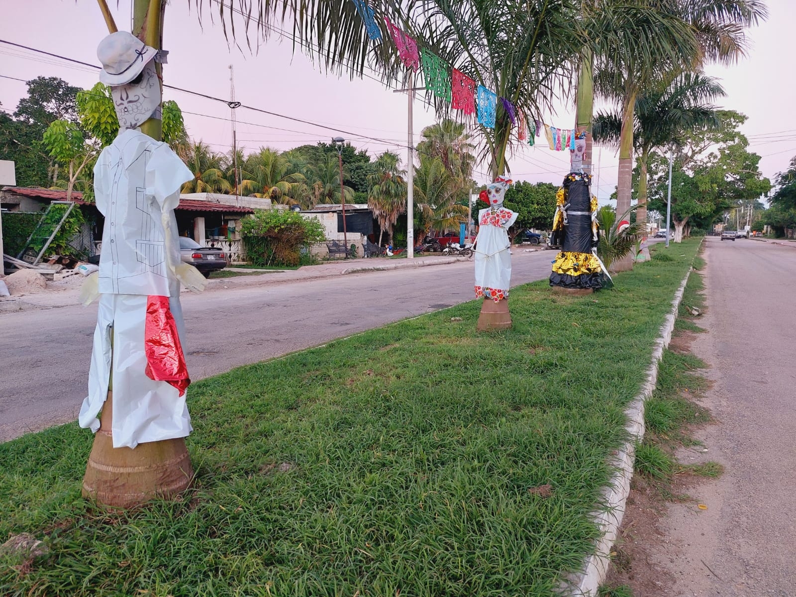 Catrines y catrinas destacan en la avenida Zamná de Izamal