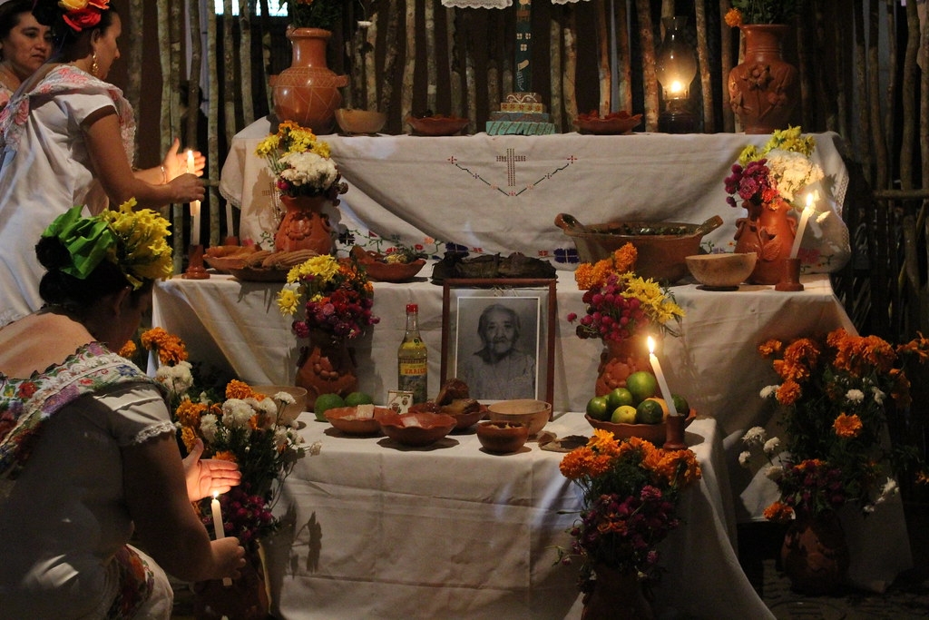 Son varias cosas que predominan en el altar de Hanal Pixán Son varias cosas que predominan en el altar de Hanal Pixán