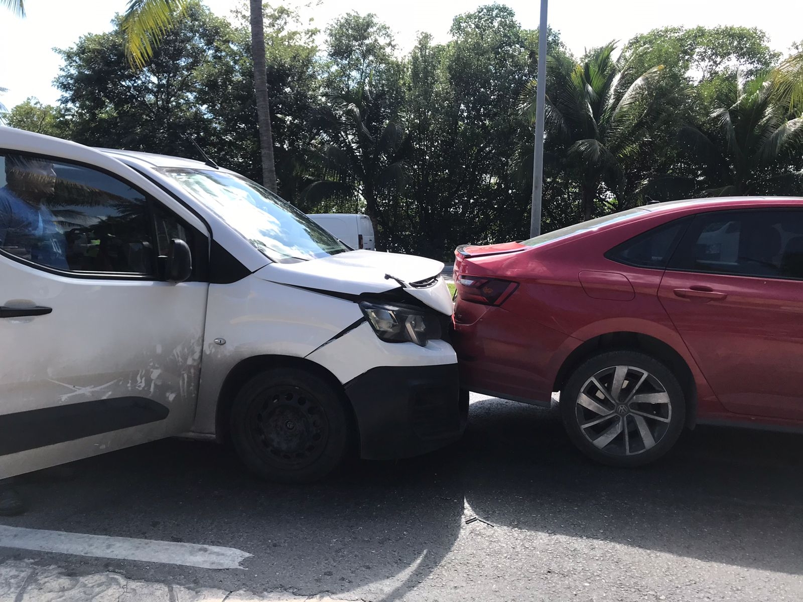 El automóvil que provoco la carambola viajaba con exceso de velocidad El automóvil que provoco la carambola viajaba con exceso de velocidad