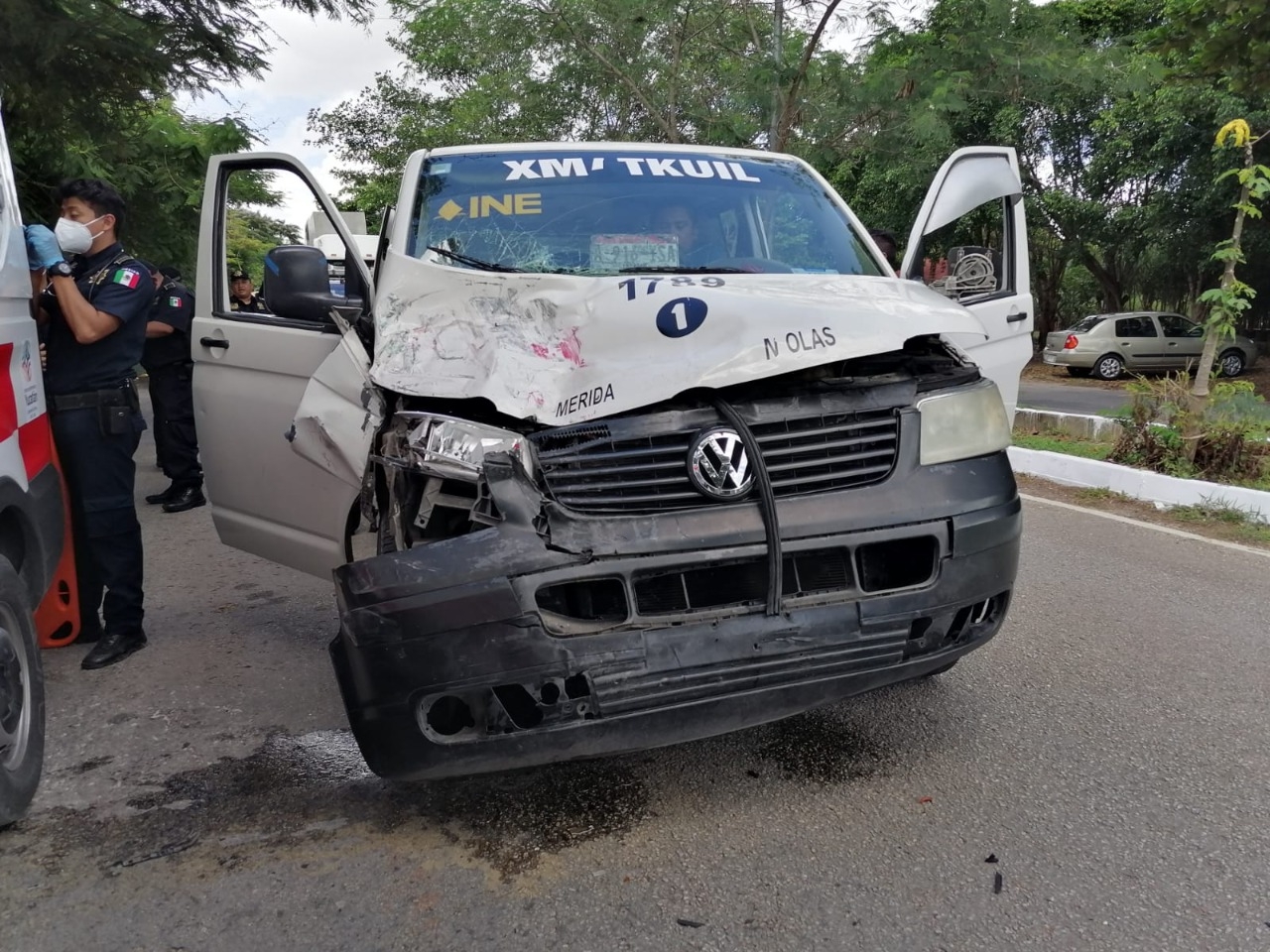 La combi de la ruta Molas-Mérida resultó con graves daños